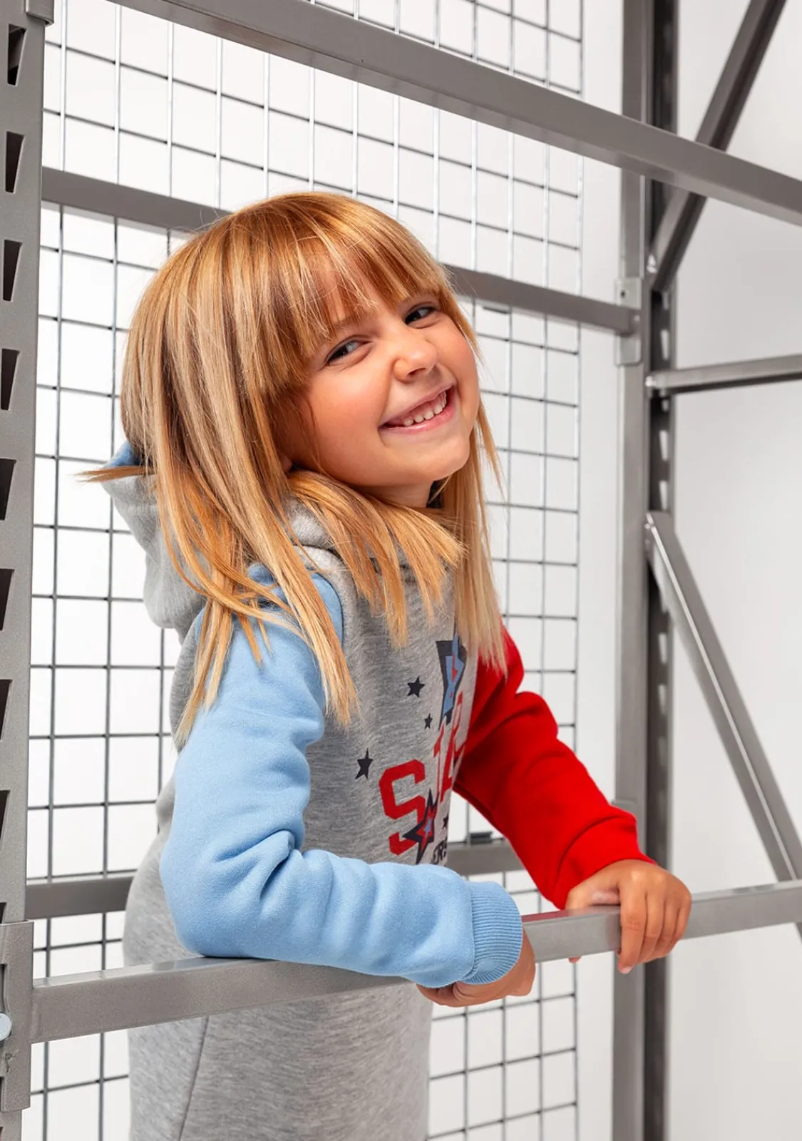 vestido_de_nia_color_bloc_7.webp Conguitos Vestido De Niña Color Block Capucha Gris^ Vestidos Sudadera | Vestidos